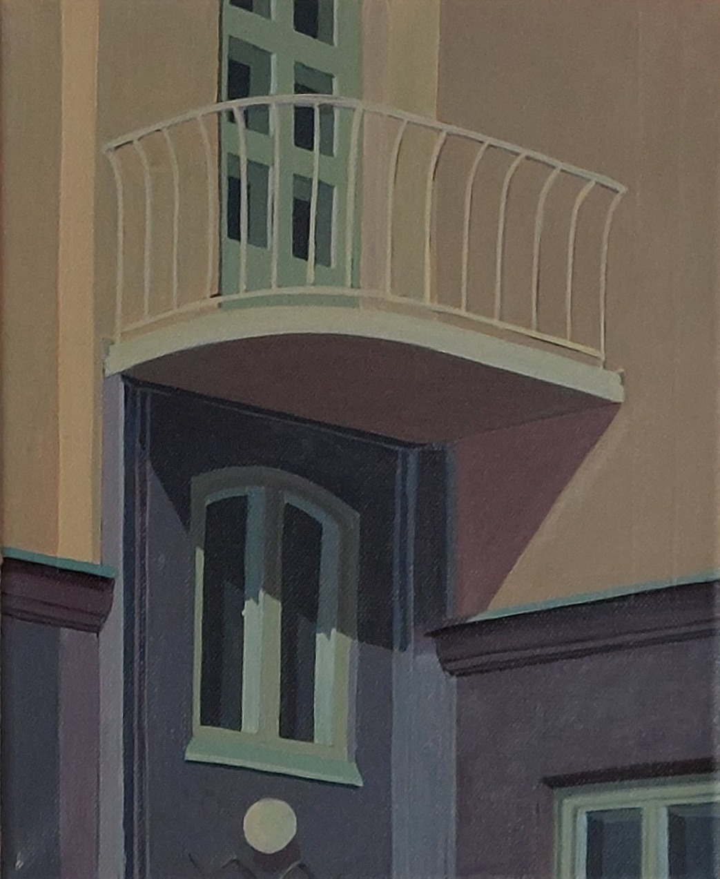 Moderni parveke vaaleassa rakennuksessa