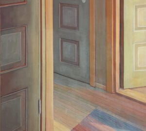 Avoimet ovet valoisassa käytävässä