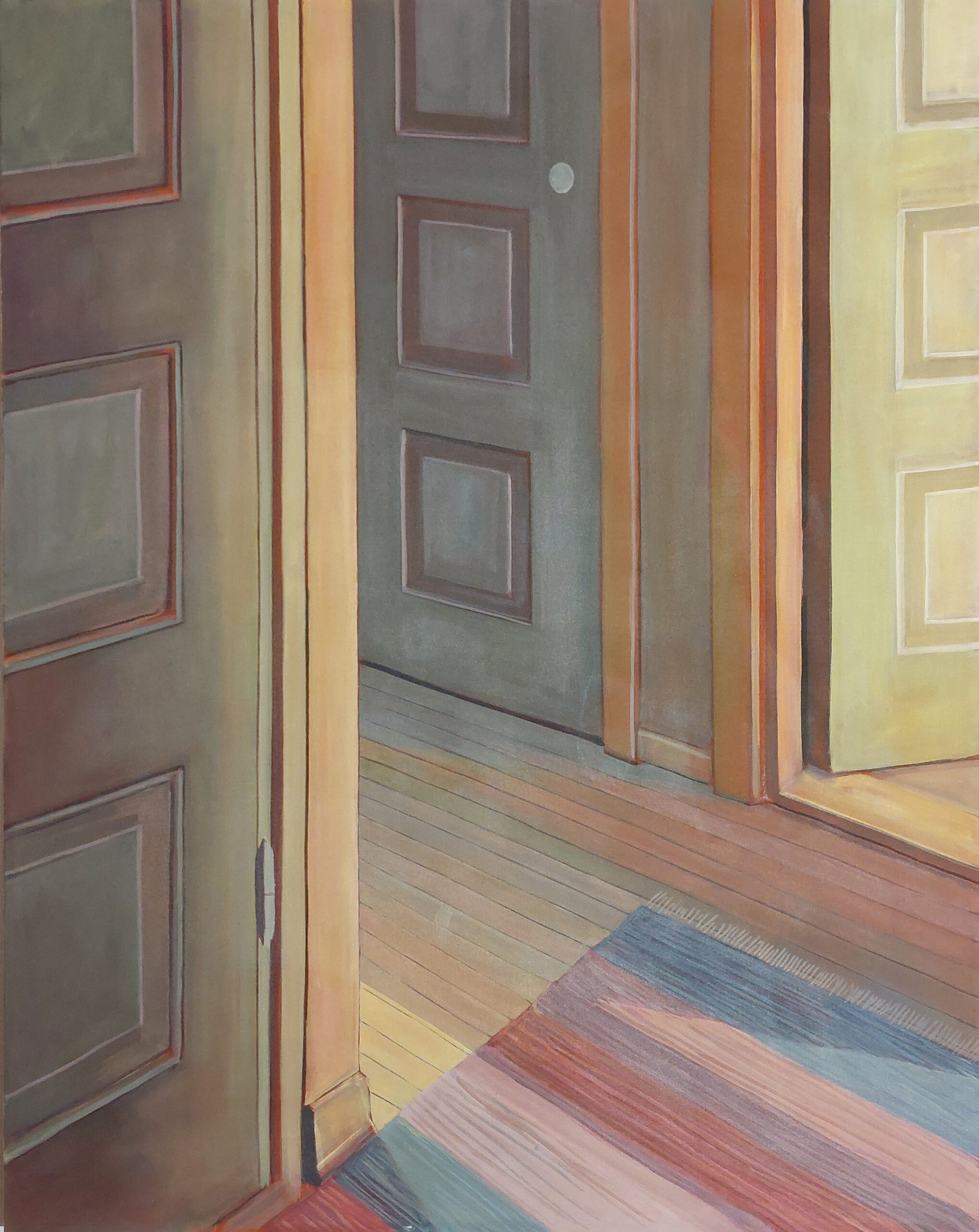 Avoimet ovet valoisassa käytävässä