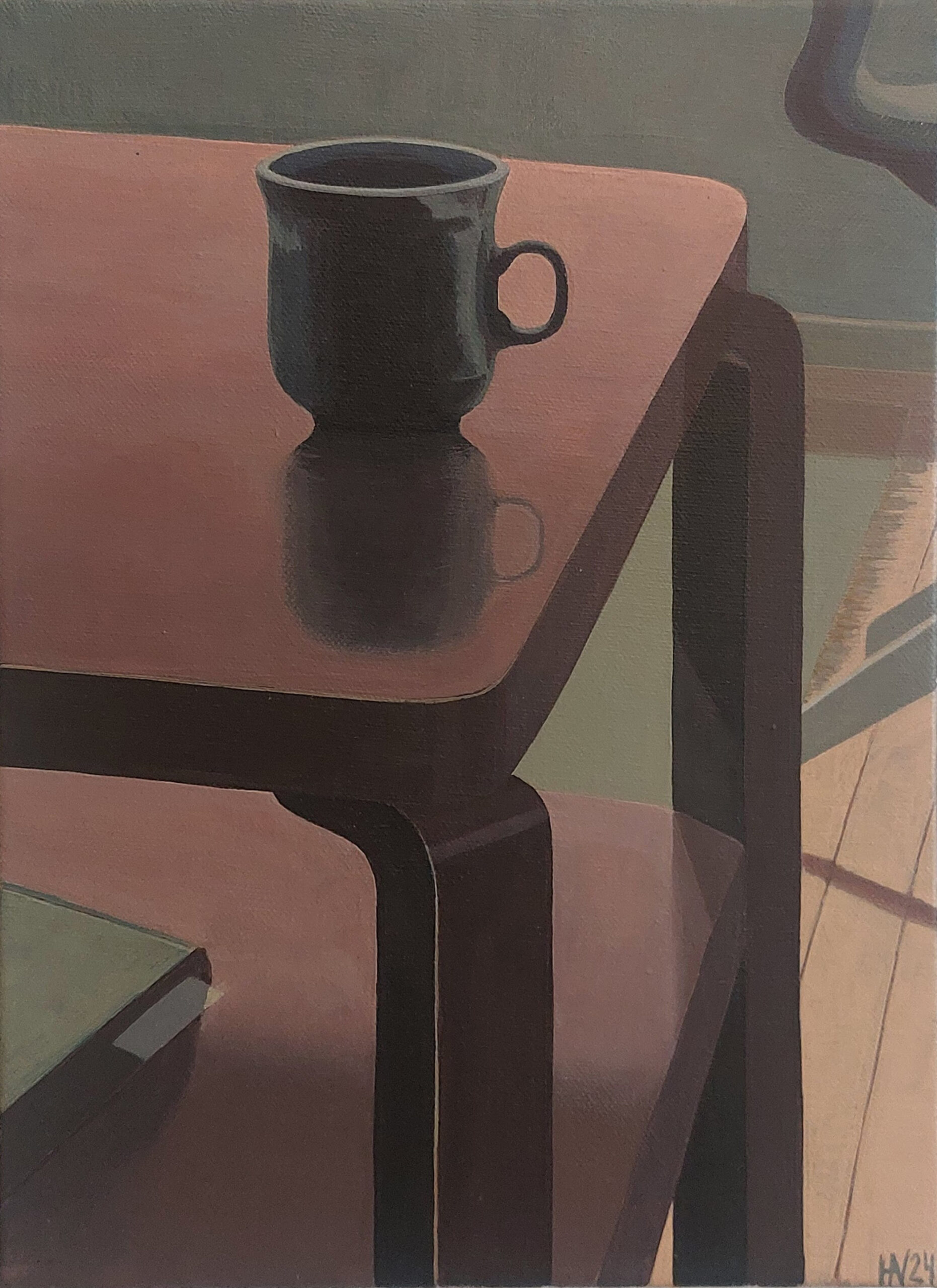 Musta muki ruskealla pöydällä.