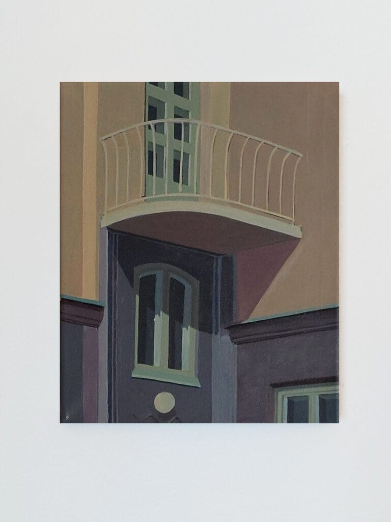 Abstrakti maalaus kerrostalon parvekkeesta varjoissa