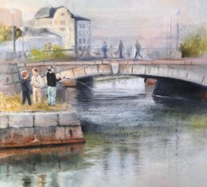 Kalastajat sillalla kaupungin taustalla sateisena päivänä.