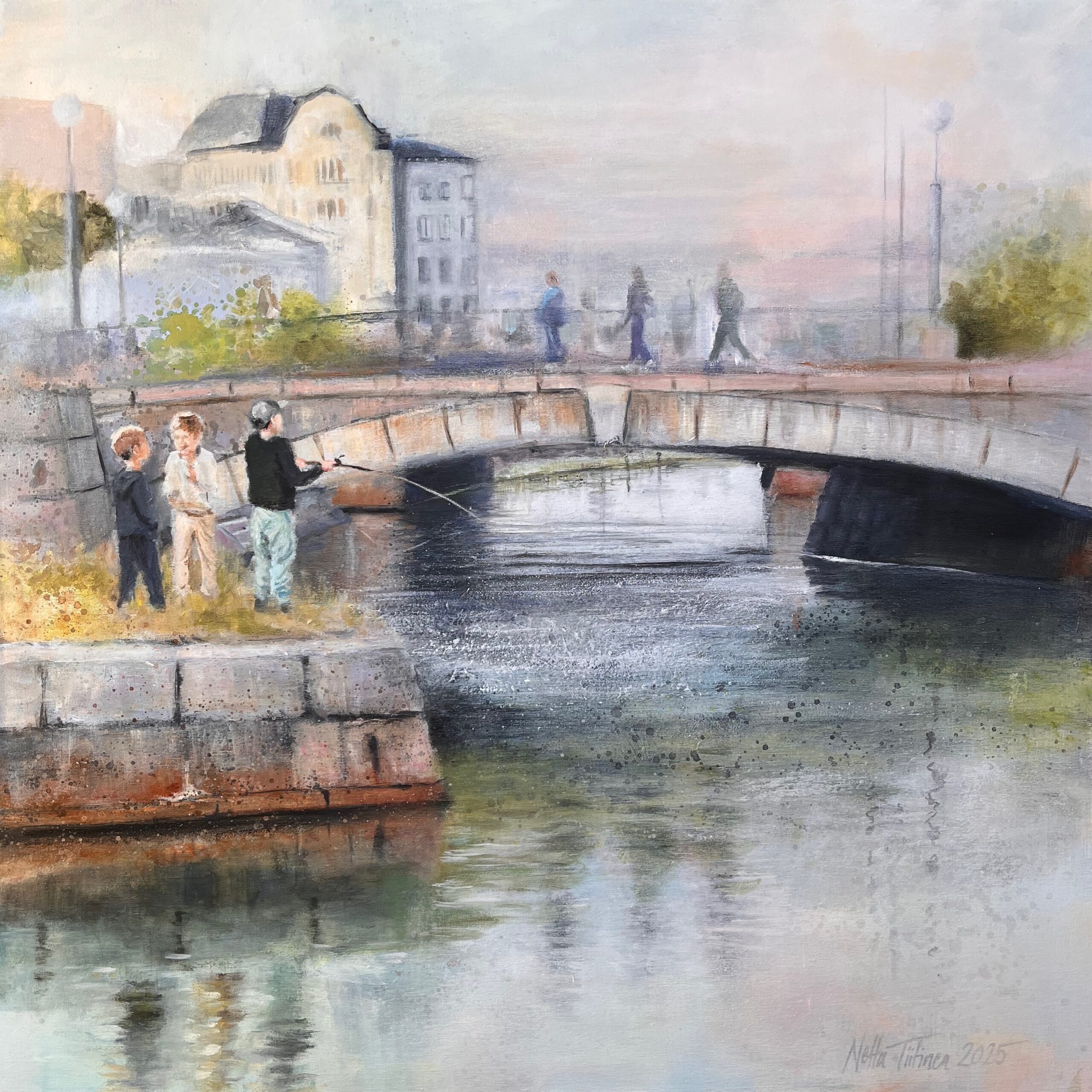 Kalastajat sillalla kaupungin taustalla sateisena päivänä.