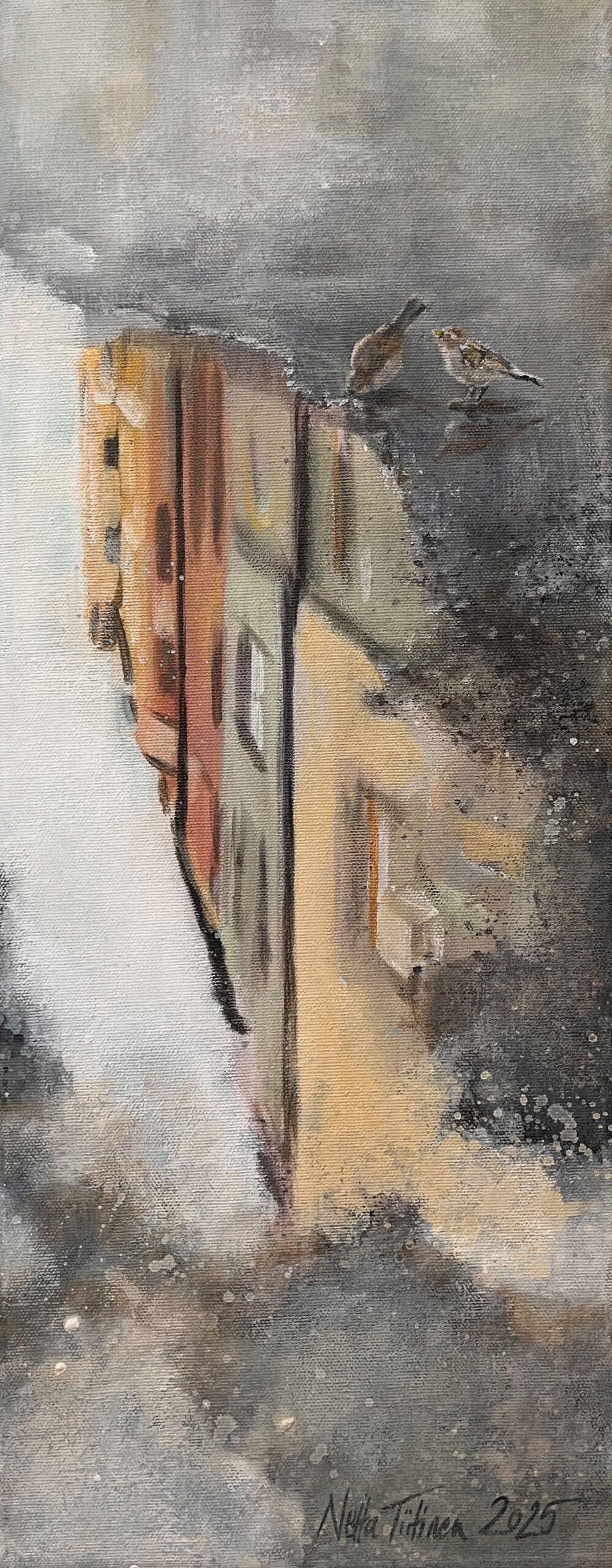 Talojen heijastus lätäkössä, kaksi lintua reunalla.