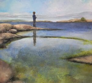 Henkilö kalastaa rannalla, taustalla meri ja taivas.