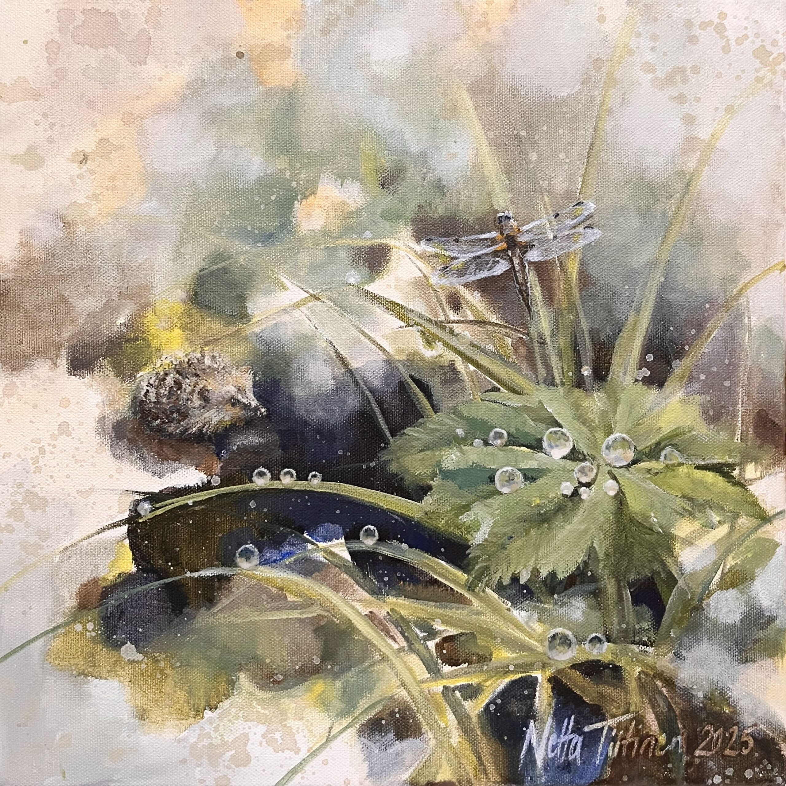 Siili, sudenkorento ja lehtiä akvarellimaalauksessa