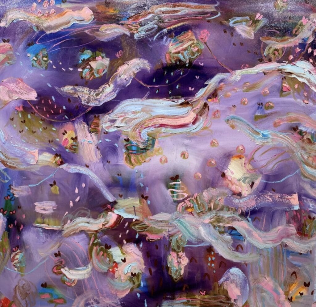 Abstrakti violetinsävyinen maalaus värikkäillä kuvioilla.