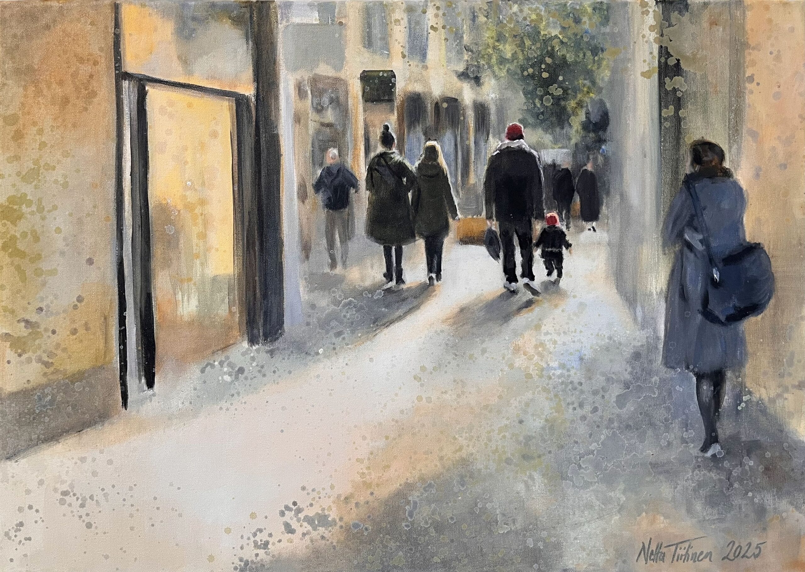 Katunäkymä, ihmisiä kävelemässä syksyisessä maisemassa.