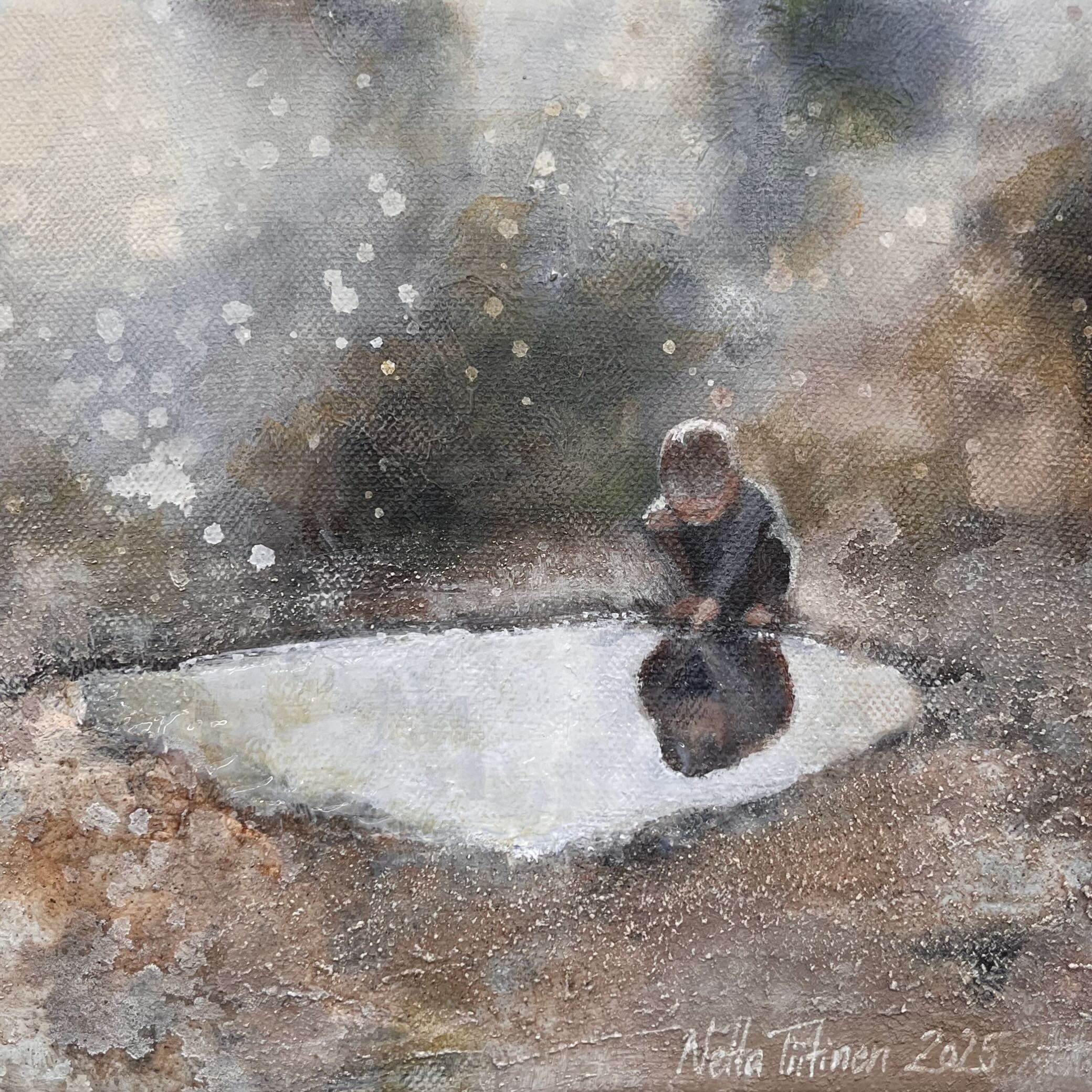 Lapsi istuu lammen rannalla hämärässä metsässä