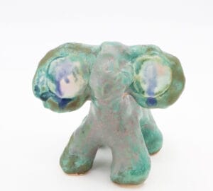 Vihreä keramiikkaeläin isoin korvin