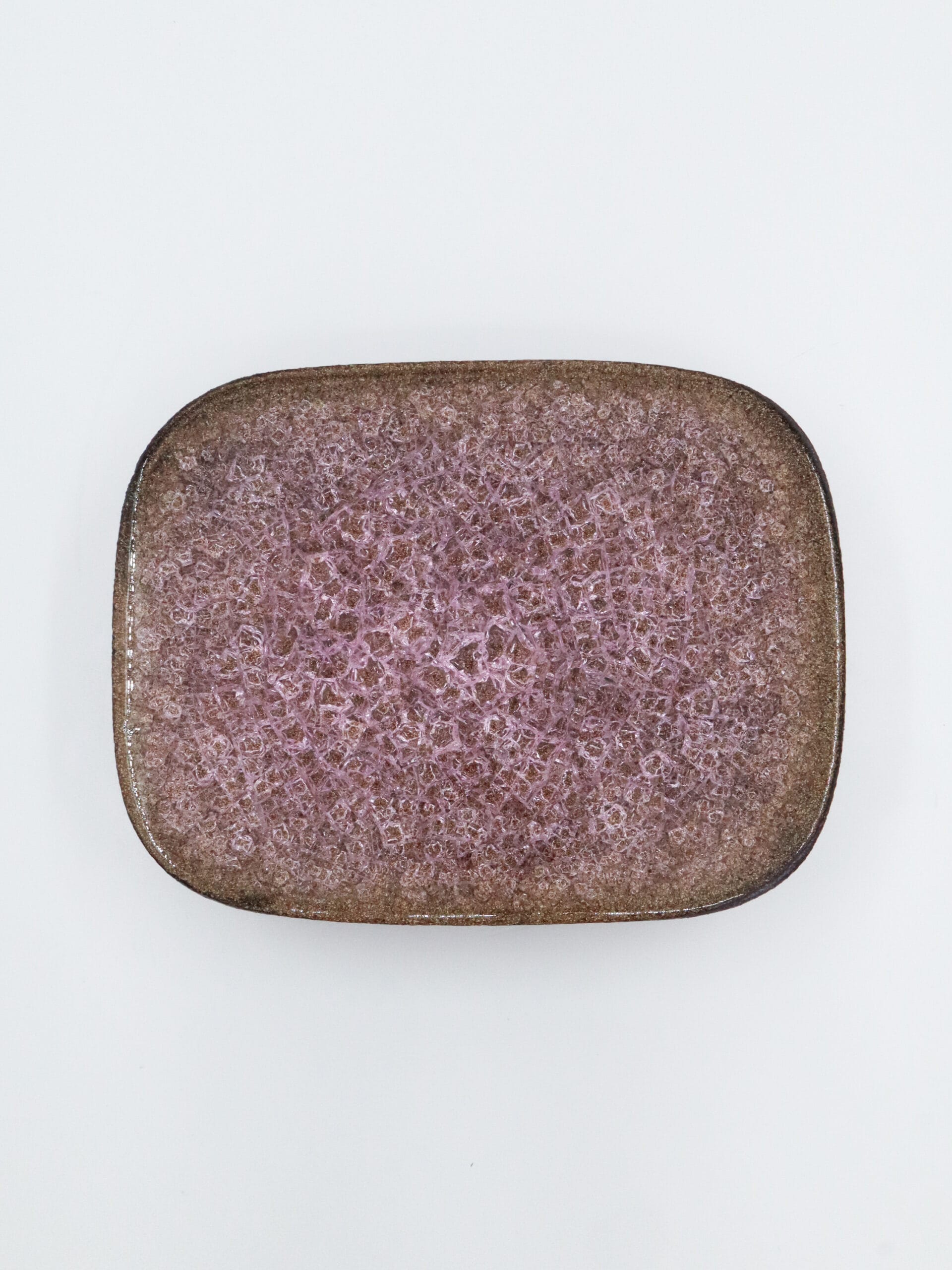 Kivellä muotoiltu violetti tarjotin