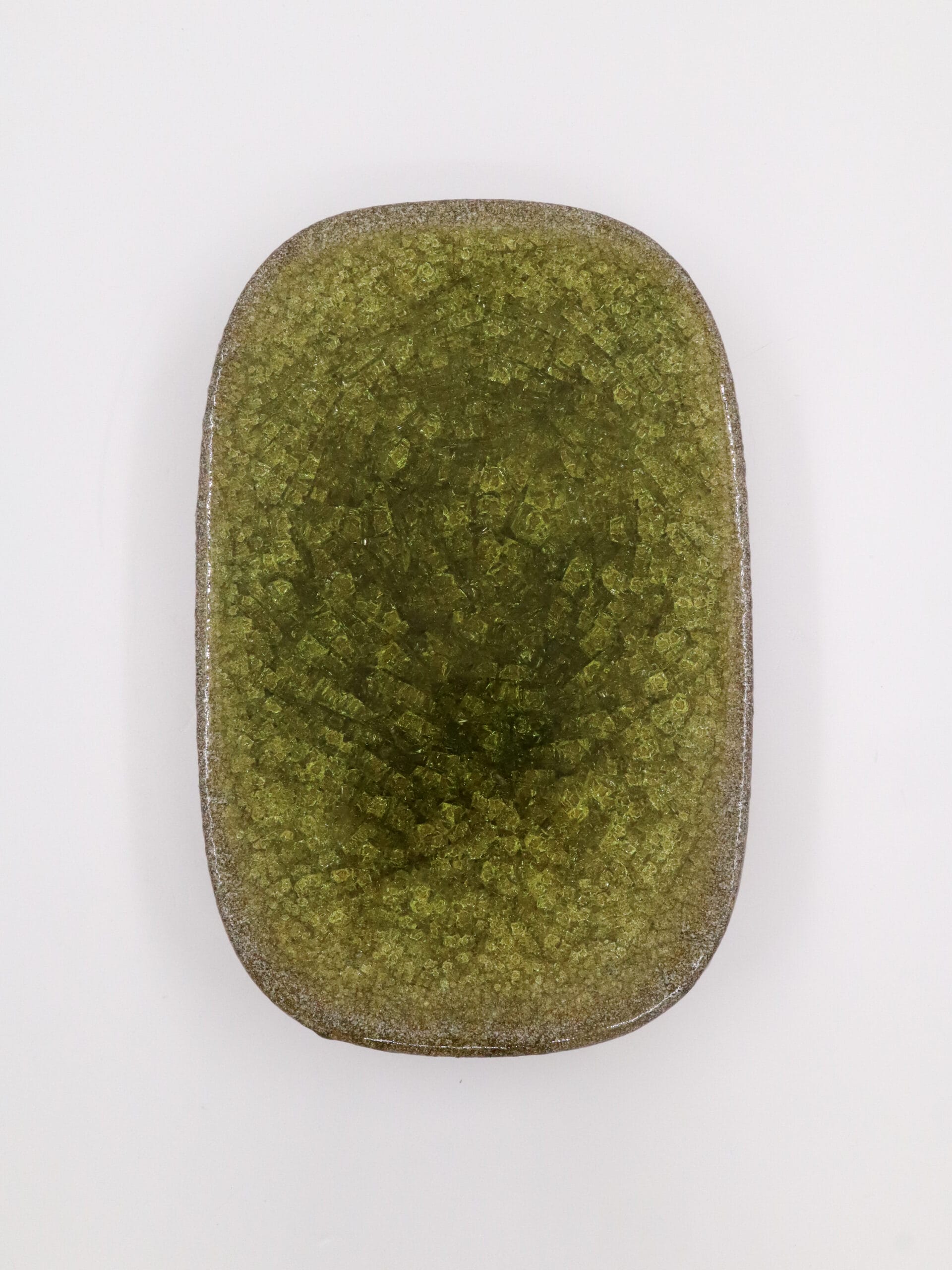 Vihreä keraaminen alusta valkoisella taustalla