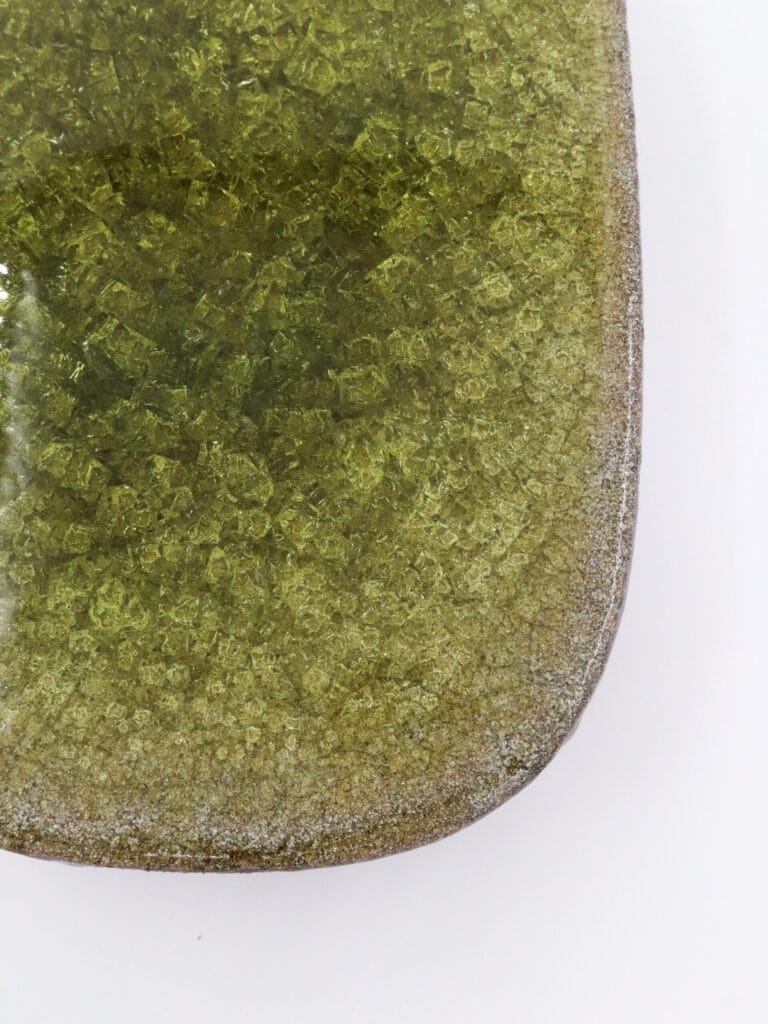 Läheltä kuvattu vihreä keraaminen lautanen