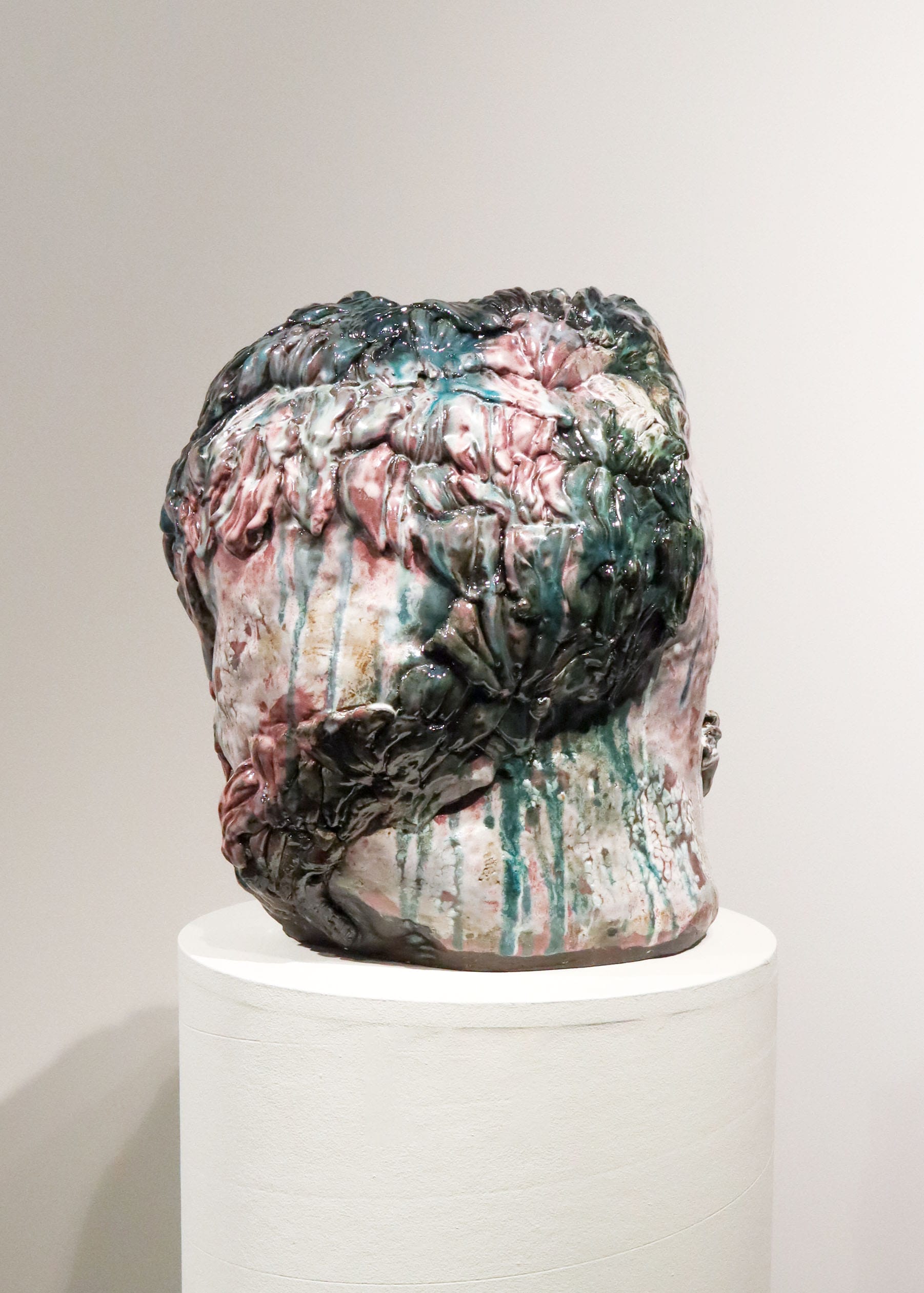 Monivärinen keramiikkaveistos jalustalla