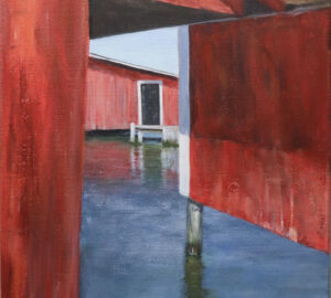 Punainen rakennus veden äärellä